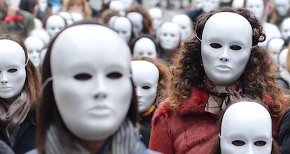 M&aacute;scaras blancas en Tur&iacute;n el d&iacute;a para la eliminaci&oacute;n de la violencia contra las mujeres, noviembre de 2014.