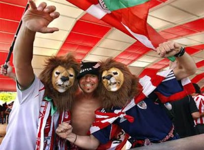 Aficionados del Athletic, ayer, en la carpa montada en el Jardín del Turia de Valencia con motivo de la final de la Copa del Rey.