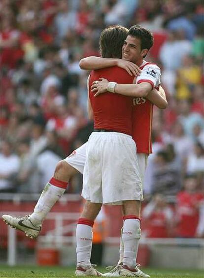 Cesc se abraza a Rosicky tras marcar el tanto de la victoria del Arsenal.