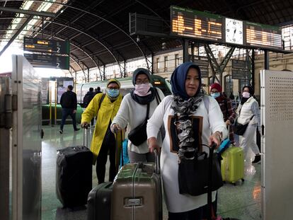 Un grupo de turistas asiáticas llega protegido con mascarillas a la estación del Norte de Valencia, este jueves.