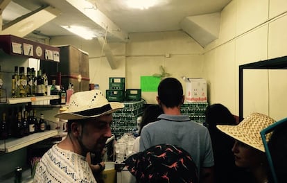 Aquí, en esta bodega detrás de la plaza del Trigo, se vende el Agua de Fantasía. Y si llegas pronto y tienes suerte, podrás hacerte con una de las pegatinas que en fosforitos colores reparten a la salida: "Yo soy fantasía. ¡Me gusta la vida!".