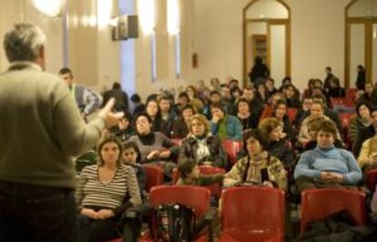 Reunión de padres de alumnos en el colegio público Cervantes, en Valencia.