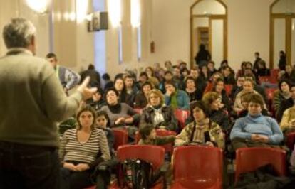 Reuni&oacute;n de padres de alumnos en el colegio p&uacute;blico Cervantes, en Valencia.