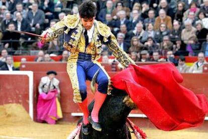 El tercero de la tarde cogió y levantó por los aires a Cayetano.