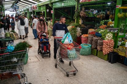 Personas compran frutas y verduras, en la plaza de mercado Paloquemao, Bogotá