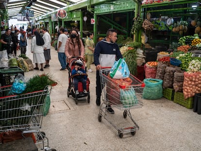 Personas compran frutas y verduras, en la plaza de mercado Paloquemao (Bogotá), en junio de 2022.