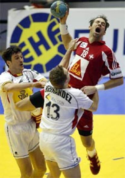 Mariano Ortega y Fernando Hernandez traban al suizo Thomas Gautschi, durante el partido de hoy.