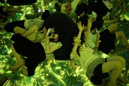 Visitantes contemplan la instalación 'Floating in the Falling Universe of Flowers' ('Flotando en el universo de las flores que caen') presentado por el colectivo artístico teamLab en el evento 'A World of Wonders' en Tokio (Japón).