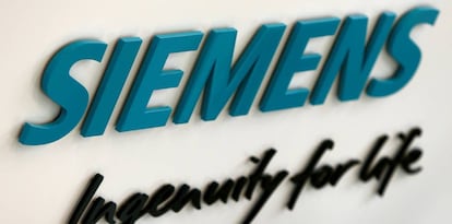 El logo de Siemens en la sede principal de Munich, en Alemania