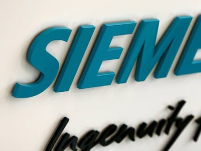 El logo de Siemens en la sede principal de Munich, en Alemania