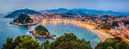 La bonita bahía de San Sebastián, con el islote de Santa Clara.