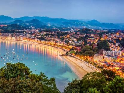 La bonita bahía de San Sebastián, con el islote de Santa Clara. 