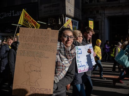 Una manifestante protesta con un meme en una marcha por los derechos de los maestros en Glasgow, Escocia, en 2018.