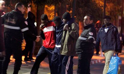 Varios inmigrantes en el CETI de Melilla, después de que 200 personas saltaran la valla.