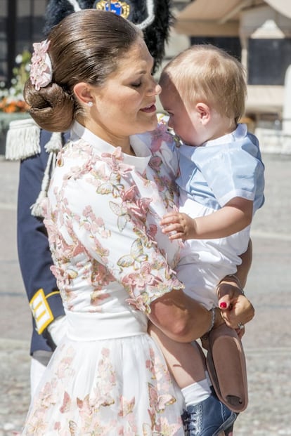 El príncipe Óscar, en brazos de su madre.