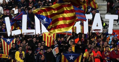 Varios aficionados del Bar&ccedil;a portan esteladas y mensajes de apoyos a los &#039;Jordis&#039; y a los &#039;exconsellers&#039; encarcelados, en un partido en el Camp Nou, este diciembre. 