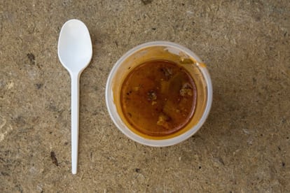 Un vaso de 'borsch', sopa de remolacha típica ucrania. Otro de los platos que los voluntarios han cocinado y que han ayudado a los manifestantes a superar las bajas temperaturas durante las guardias en las barricadas en el centro de Kiev.