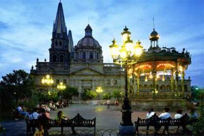 Vista al atardecer de la plaza de Armas de Guadalajara, la capital del Estado mexicano de Jalisco. Al fondo, la catedral barroca, terminada en 1616.