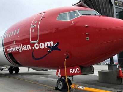 Un avión de la aerolínea Norwegian Air reposta en el aeropuerto de Oslo. Fotografía de archivo. 
 