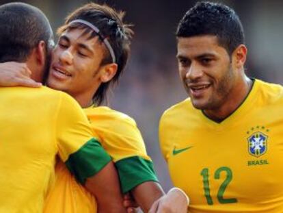 Neymar, felicitado por Romulo y Hulk tras su gol en un amistoso