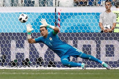 Essam El Hadary detiene un penalti al jugador saudí Fahad Al Muwallad.