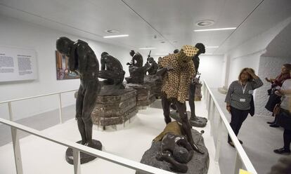 El hombre leopardo junto a otras estatuas en el depósito de esculturas del museo de África, este miércoles.