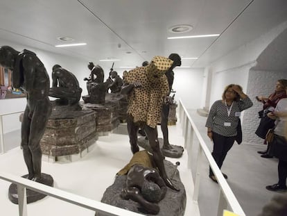 El hombre leopardo junto a otras estatuas en el depósito de esculturas del museo de África, este miércoles.