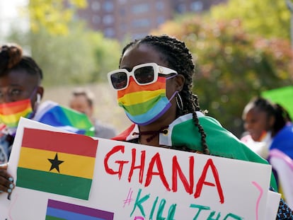 Wilhemina Nyarko asiste a una manifestación contra el controvertido proyecto de ley propuesto en el parlamento de Ghana que haría que identificarse como LGTBI o defensor del colectivo sea un delito punible con hasta 10 años de prisión, en el barrio de Harlem de Nueva York el lunes 11 de octubre de 2021.