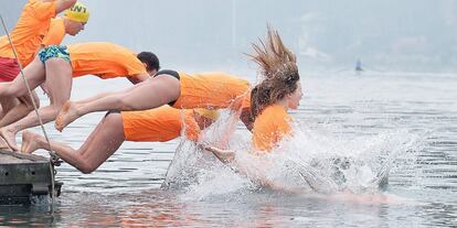 Miembros de la asociación 'Osos Polares' saltan al agua del río Po en Turín (Italia) con motivo de la CXVII edición de la Ordalía de Invierno.