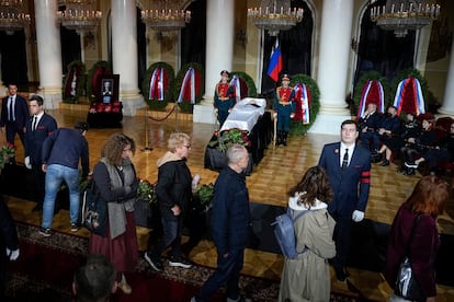 Miles de ciudadanos despedían este sábado a Mijaíl Gorbachov en la Sala de Columnas de la Casa de los Sindicatos, en Moscú.