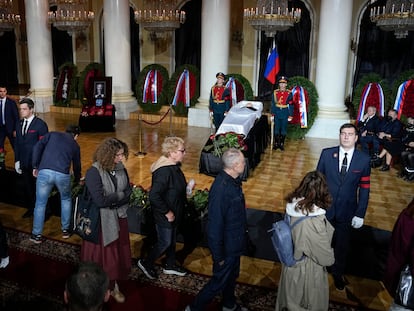 Miles de ciudadanos despedían este sábado a Mijaíl Gorbachov en la Sala de Columnas de la Casa de los Sindicatos, en Moscú.