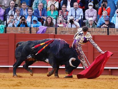 Ginés Marín, al natural, en el ultimo toro de la tarde.