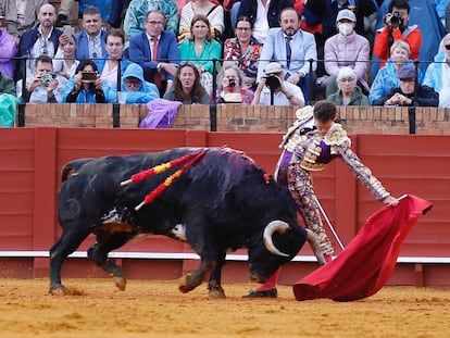 Ginés Marín, al natural, en el ultimo toro de la tarde.