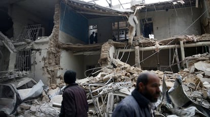 Daños causados por los bombardeos sirios en Guta Oriental, cerca de Damasco.