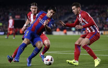 Lucas, derecha, ante Luis Suárez.