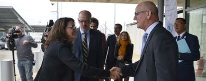 La vicepresidenta del Consell, Mònica Oltra, a su llegada a la base de la ONU en Quart de Poblet.