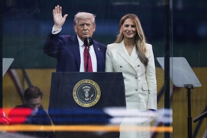 Donald Trump yMelania Trump asisten al desfile militar.