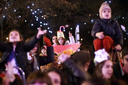 A la espera de los Reyes Magos en una de las cabalgatas  del 5 de enero de 2012.