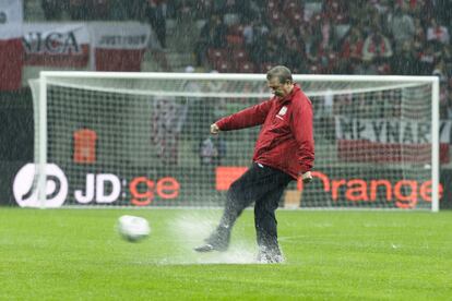 El seleccionador Roy Hodgson golpea el balón en el cesped del estadio de Varsovia antes de ser suspendido el partido.