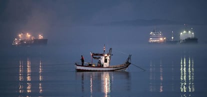 Un barco pescando en la madrugada del jueves al viernes en la bahía de Algeciras.