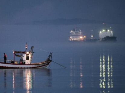 Un barco pescando en la madrugada del jueves al viernes en la bahía de Algeciras.