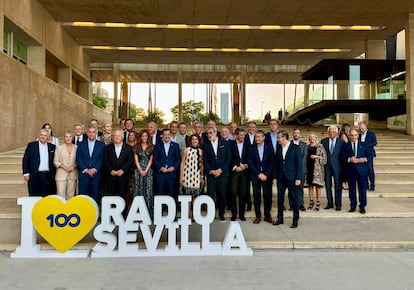 Autoridades asistentes a la gala del centenario de Radio Sevilla. En primera fila, el director de la Cadena Ser en Andalucía, Antonio Yélamo; la portavoz de la Junta, Carolina España; el alcalde de Sevilla, José Luis Sanz; el presidente del Parlamento andaluz, Jesús Aguirre; la consejera delegada del Grupo Prisa, Pilar Gil; el presidente de la Junta, Juan Manuel Moreno; la vicepresidenta primera, María Jesús Montero; el director general de Radio y Negocio audiovisual de Prisa, Jaume Serra; el delegado del Gobierno, Pedro Fernández, y el presidente de la Diputación de Sevilla, Javier Fernández. / CURRO CASILLAS (CADENA SER)