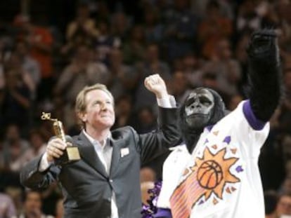 Robert Sarver, interesado en comprar el Levante, con la mascota de su club, Phoenix Suns.