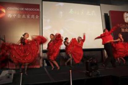 El Centro de Negocios Hispano-Chino ha celebrado en Guangzhou, al sureste de China, una gala de promoción de esta nueva sede empresarial en la provincia china de Cantón, ante unos cuatrocientos empresarios del país asiático, que ha incluido actuaciones de música y degustaciones de gastronomía y vinos de España.