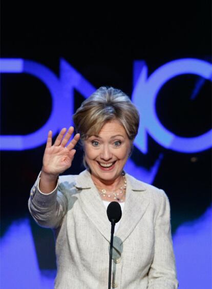 Hillary Clinton saluda poco antes de su discurso ante la Convención Nacional Demócrata en Denver.