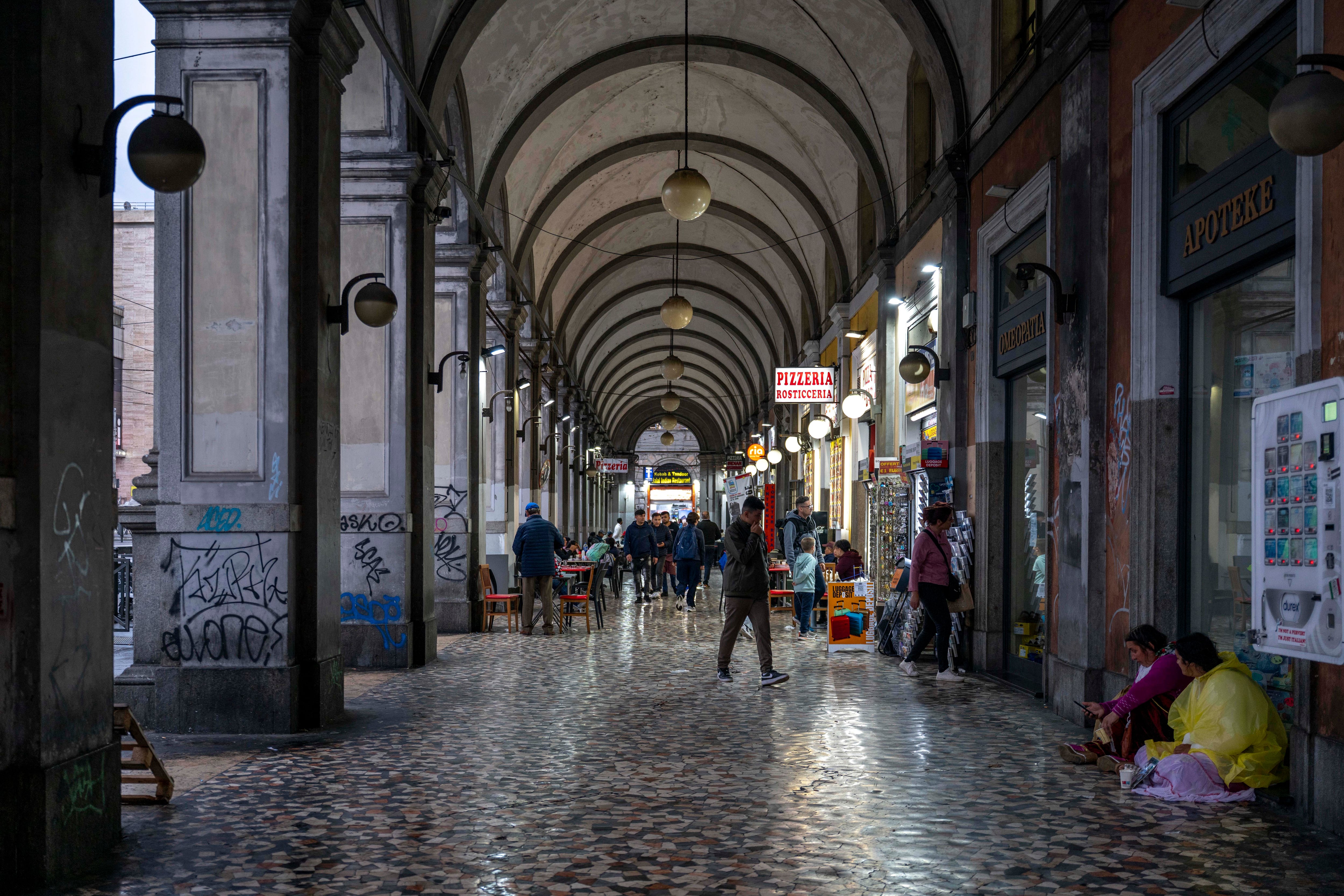 Soportales en la plaza del Cinquecento de Roma, junto a la estación Termini, zona que en 1975 concentraba por las noches la prostitución masculina y donde Pasolini fue con su coche en busca de compañía.