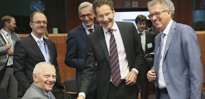 El ministro de Finanzas alemán, Wolfgang Schäuble (i), el presidente del Eurogrupo, Jeroen Dijsselbloem (c) y el ministro de Finanzas luxemburgués Pierre Gramegna (d) durante la reunión del Eurogrupo celebrada en Bruselas, Bélgica hoy para la primera revisión del tercer rescate a Grecia y avanzar hacia el alivio de la deuda helena.
