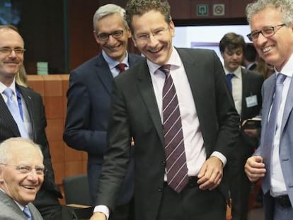 El ministro de Finanzas alem&aacute;n, Wolfgang Sch&auml;uble (i), el presidente del Eurogrupo, Jeroen Dijsselbloem (c) y el ministro de Finanzas luxemburgu&eacute;s Pierre Gramegna (d) durante la reuni&oacute;n del Eurogrupo celebrada en Bruselas, B&eacute;lgica hoy para la primera revisi&oacute;n del tercer rescate a Grecia y avanzar hacia el alivio de la deuda helena.