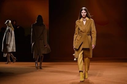 Los colores clásicos como el camel fueron el hilo conductor del desfile de Hermès, el 4 de marzo de 2023 en París.