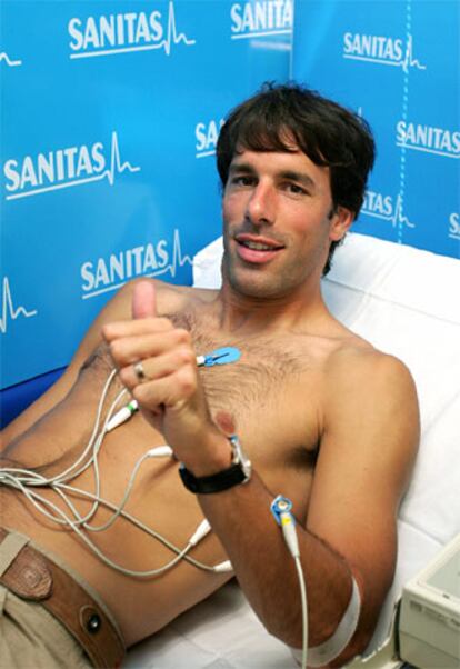 Ruud Van Nistelrooy durante el reconocimiento médico del Real Madrid.